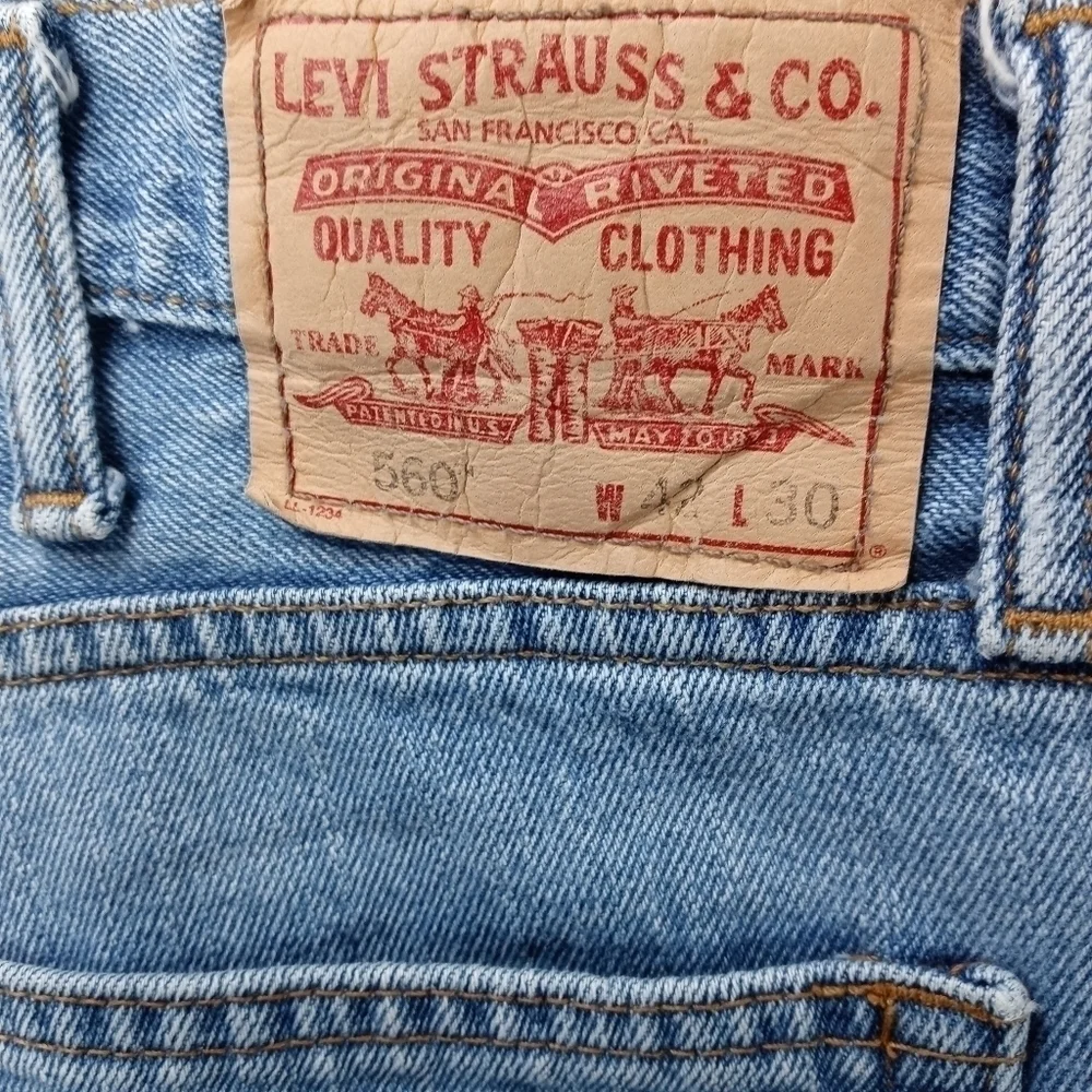 Levi's men's 550 comfort fit blue jeans. Sz 42x30. Rise 14